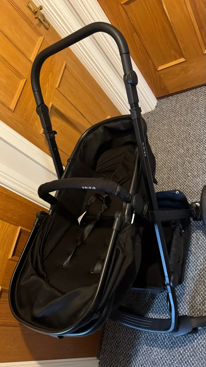 Buggy and baby carseat - Image 2