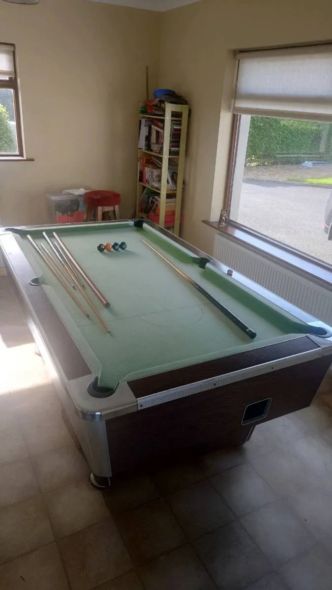 Pool table - Image 1