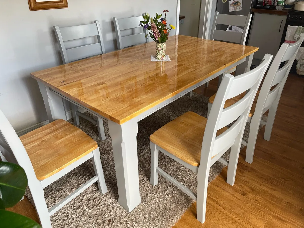 Table and chairs - Image 2