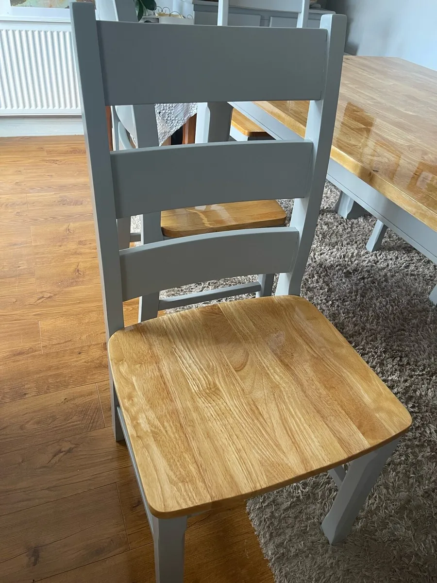 Table and chairs - Image 3