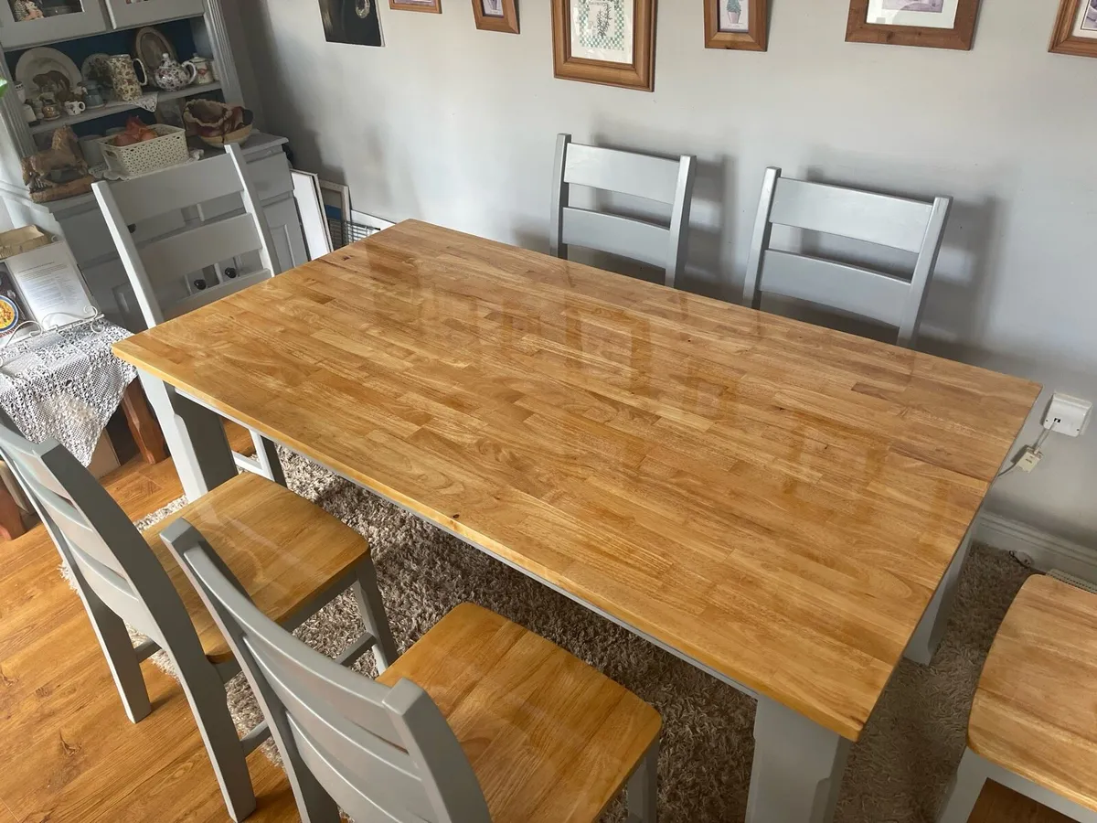 Table and chairs - Image 4