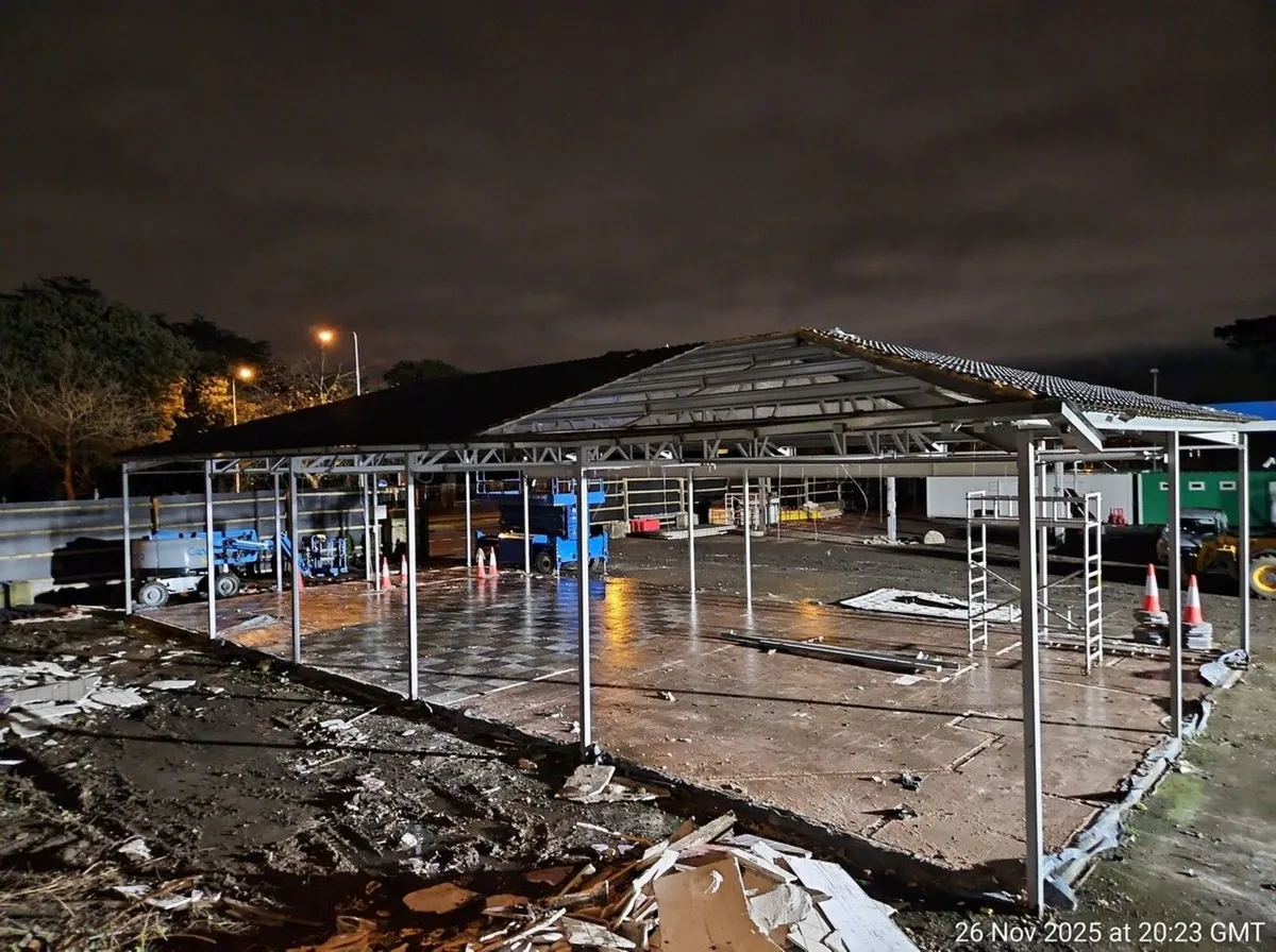 APPROX. 23m x 11m STEEL FRAME BUILDING - Image 1