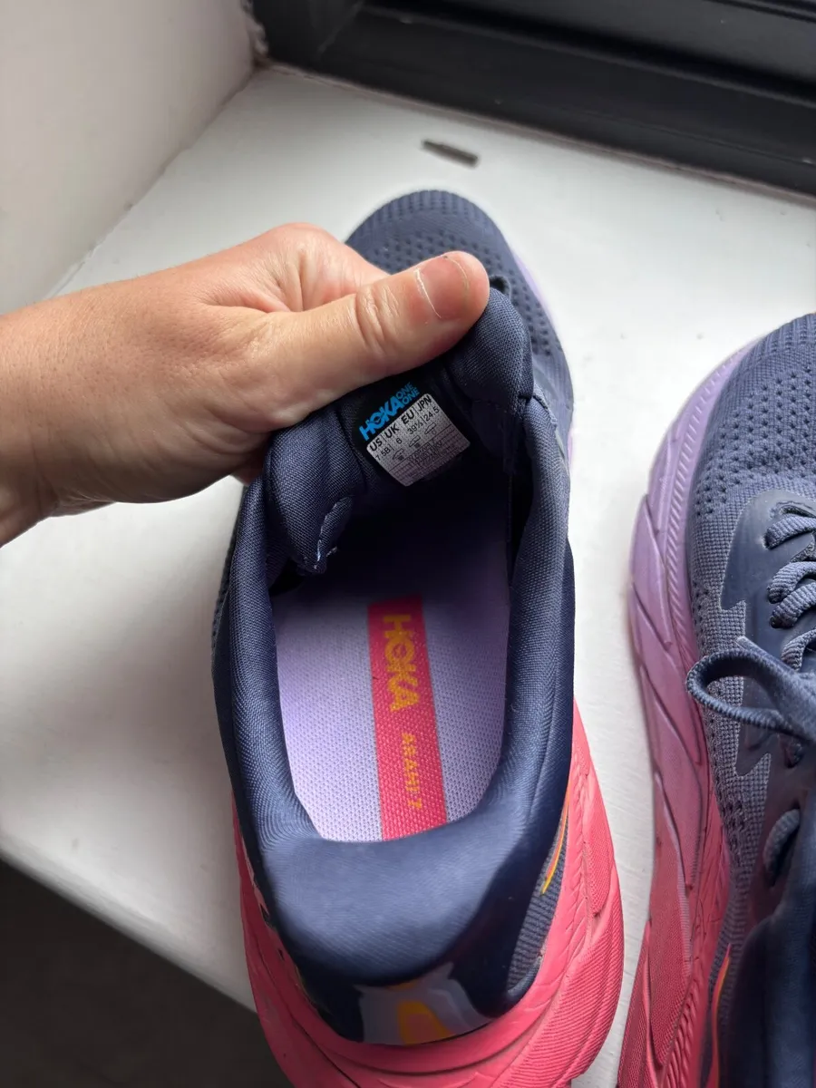 Hoka runners arahi 7 almost new - Image 1
