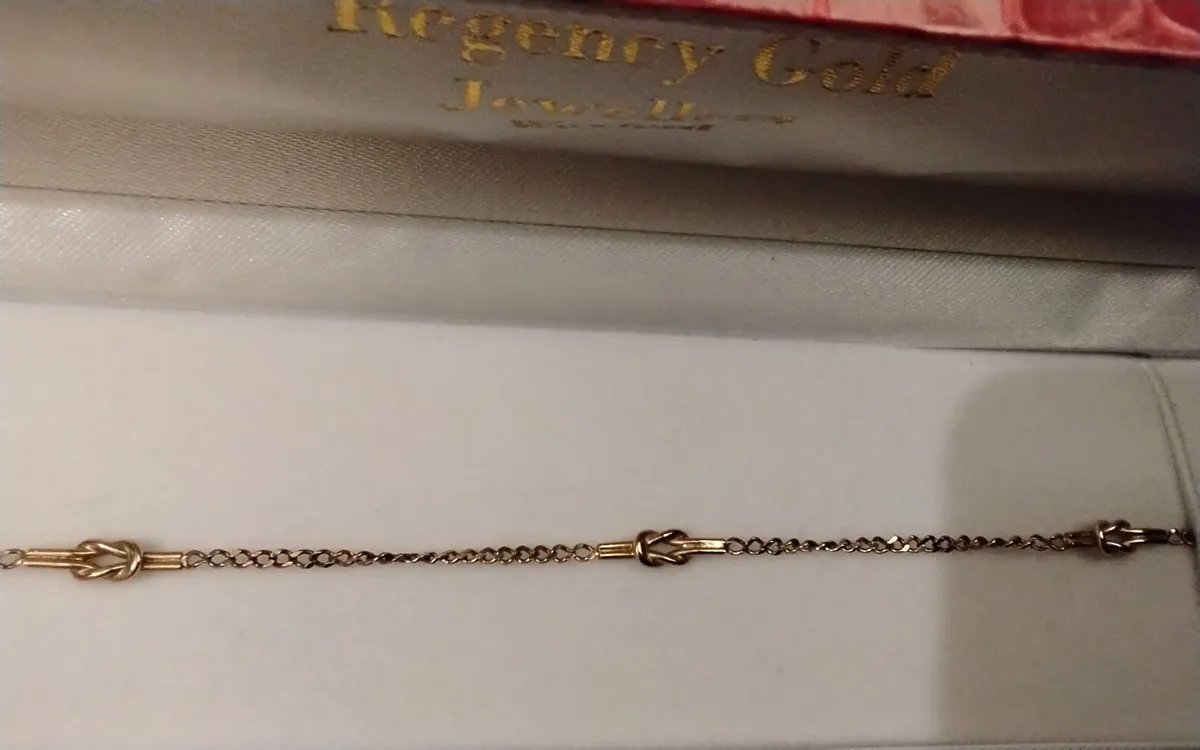 9ct Gold vintage slim station bracelet 8"