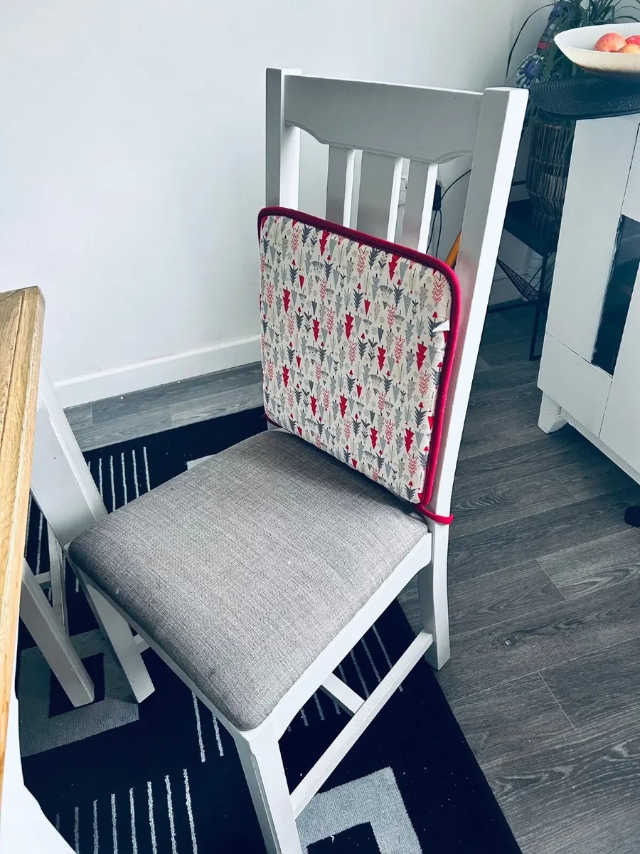 Kitchen table with 6 chairs( Extendable ) - Image 3