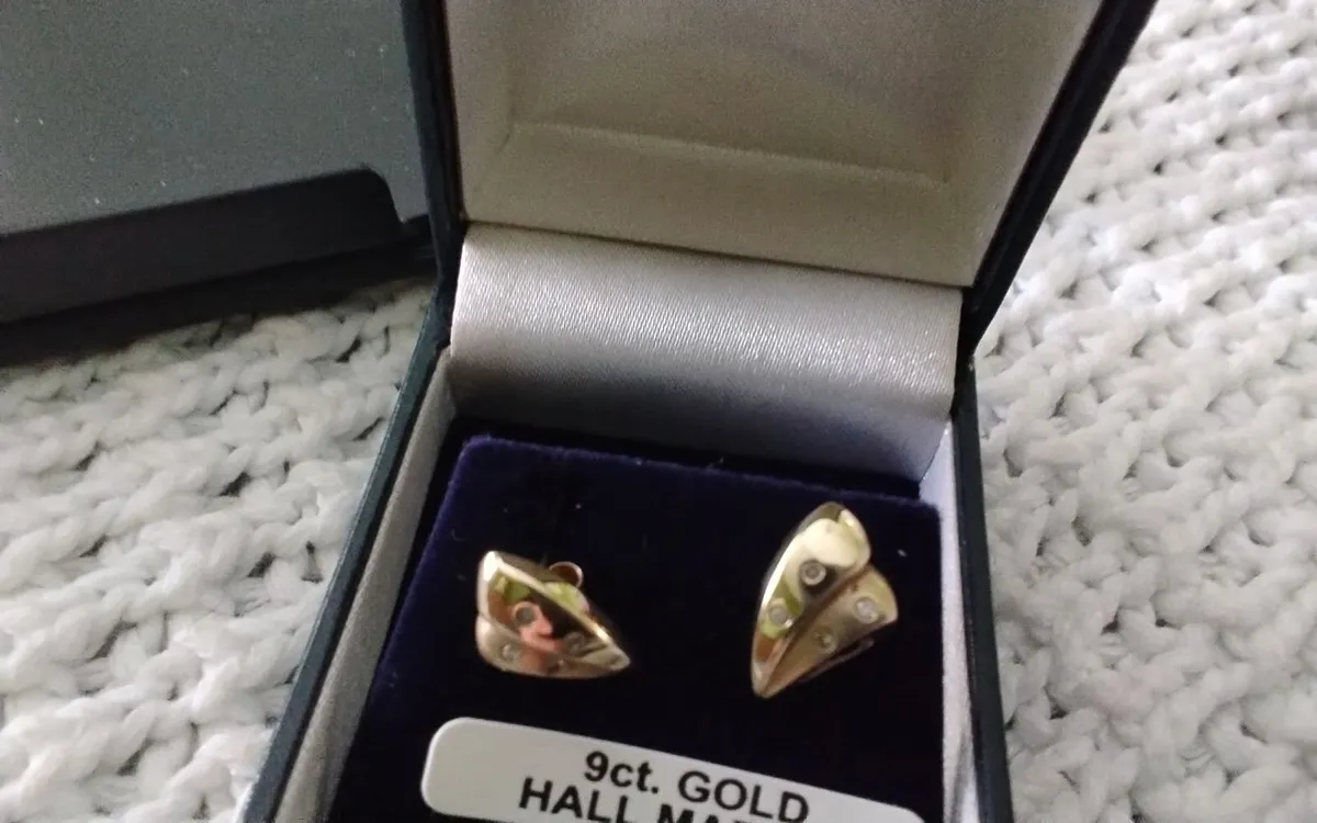 9ct yellow Gold diamond stud earrings new unworn - Image 4