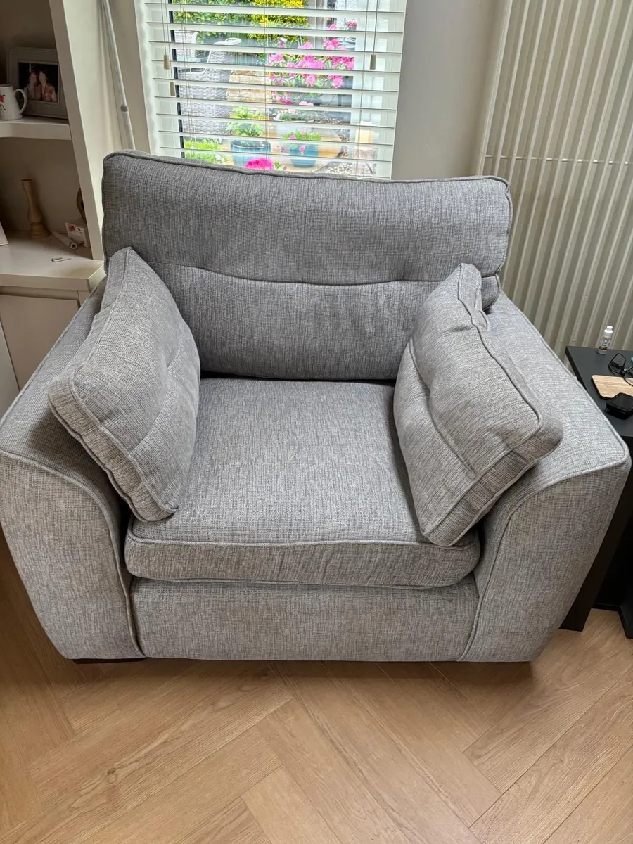 Hemmingway 3 piece Suite in perfect condition. - Image 2