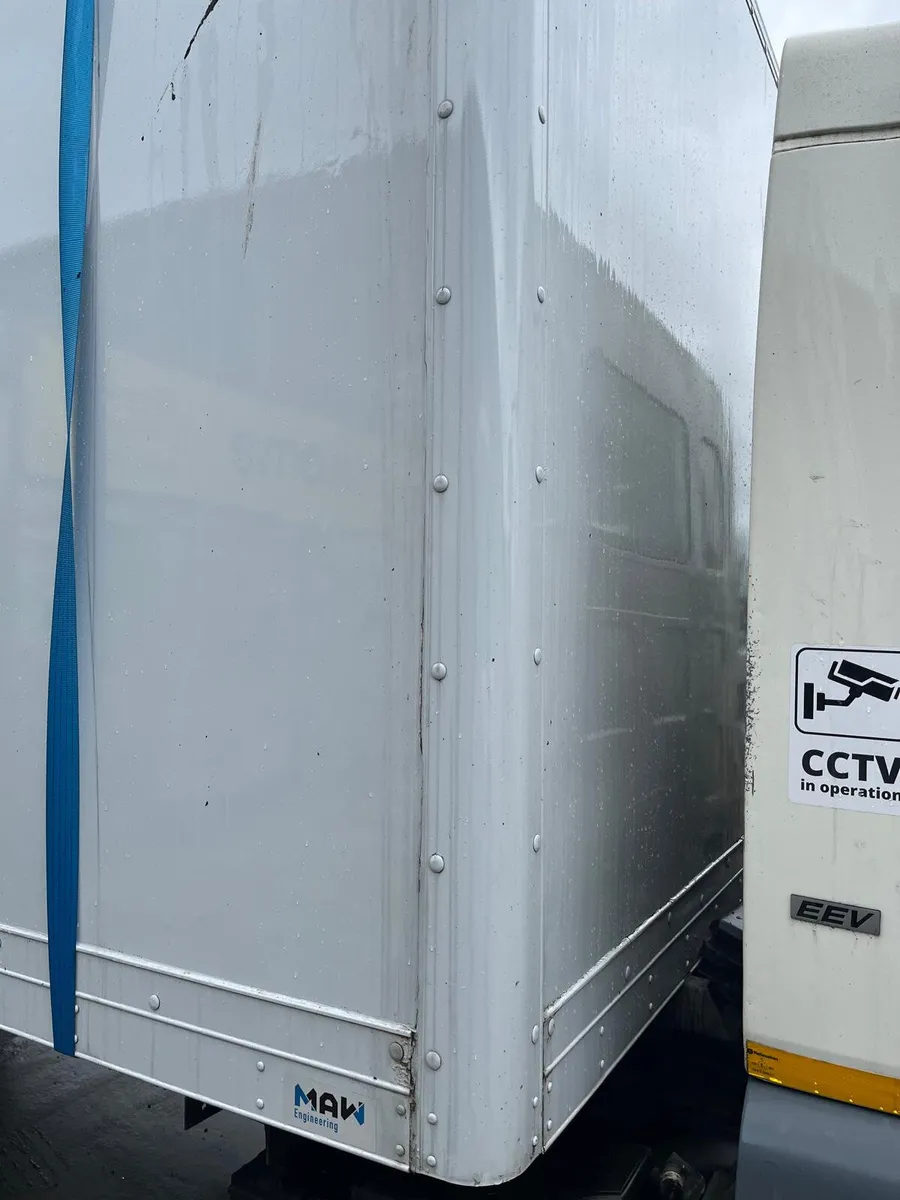 2021/22 22ft GRP Box Body with Cantilever Tail Lif - Image 4