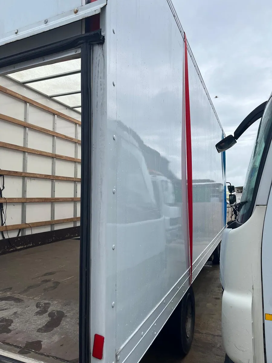 2021/22 22ft GRP Box Body with Cantilever Tail Lif - Image 3