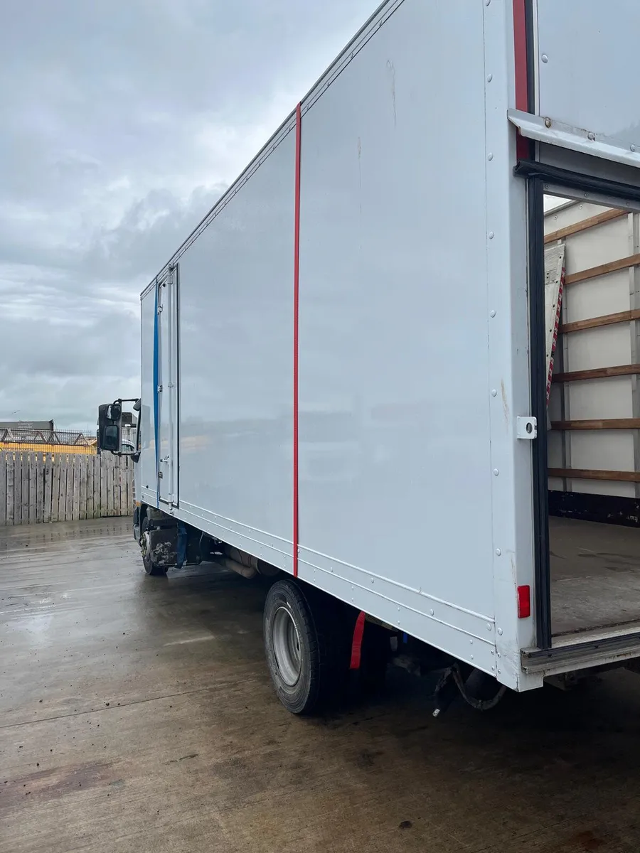 2021/22 22ft GRP Box Body with Cantilever Tail Lif - Image 2