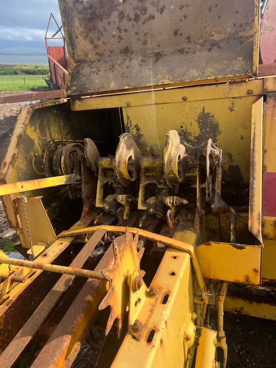 935 new Holland square baler - Image 2
