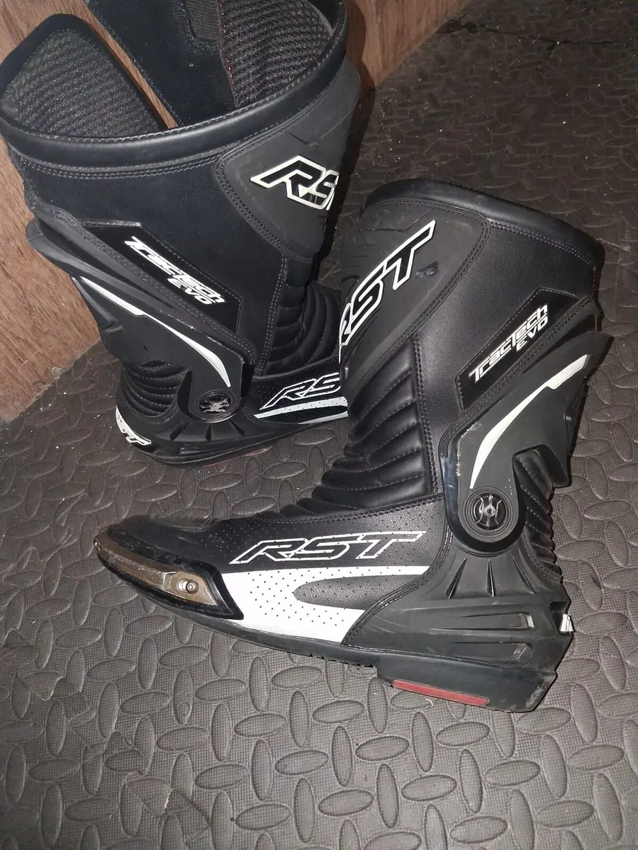 RST MOTORBIKE PROTECTIVE 2 PIECE GEAR & RST BOOTS - Image 3