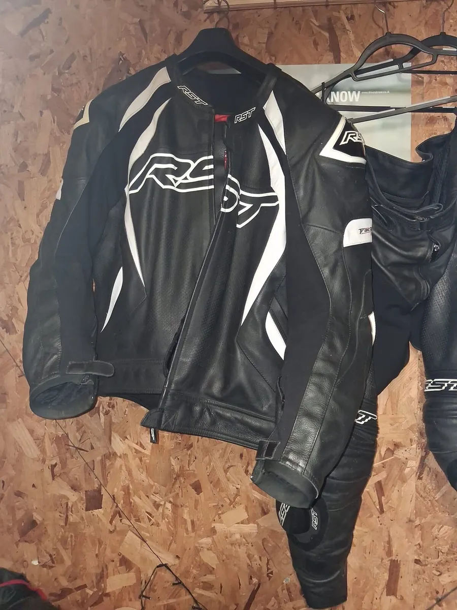 RST MOTORBIKE PROTECTIVE 2 PIECE GEAR & RST BOOTS - Image 2