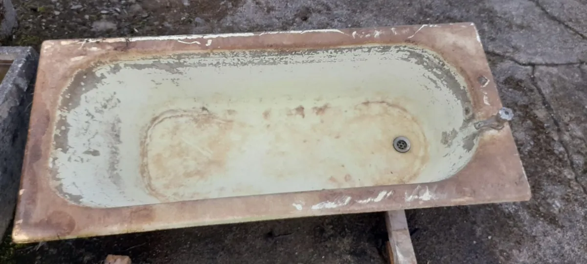 Bath tub - Image 1