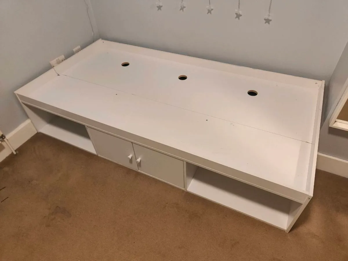 Child's bedframe - Image 1