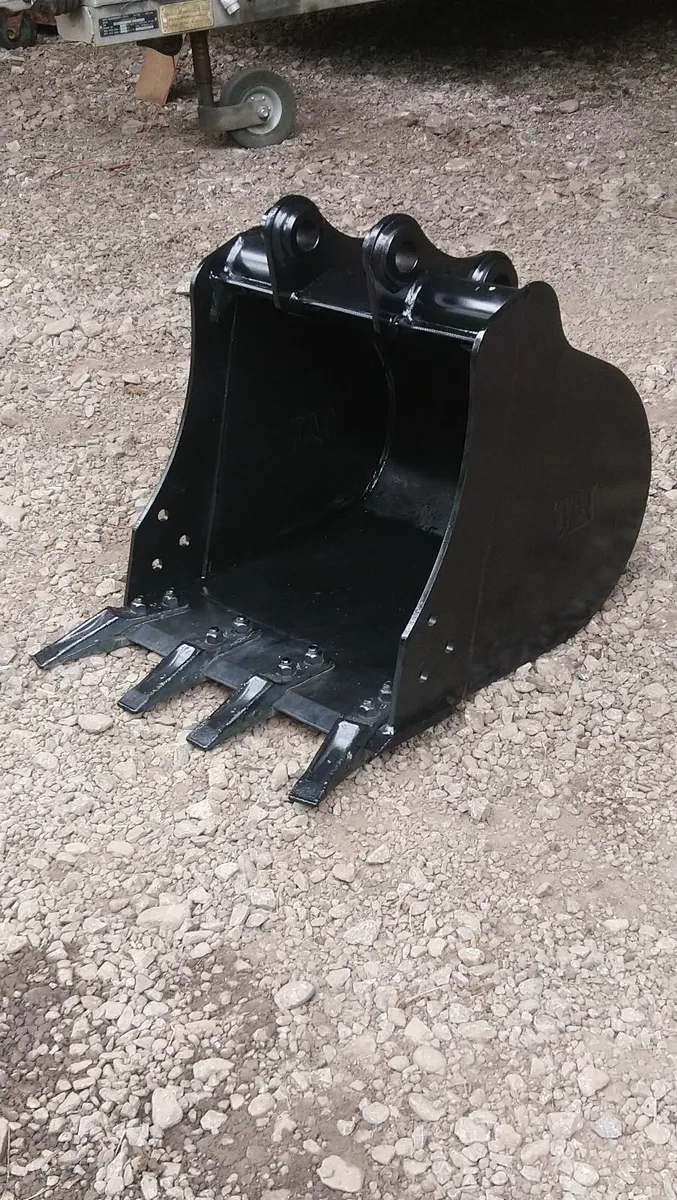 CAT DIGGING BUCKET 40mm pins - Image 1
