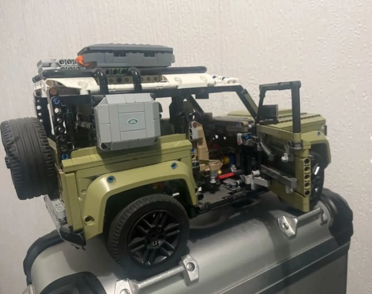 LEGO Technic Land Rover Defender (Set 42110) - Image 1