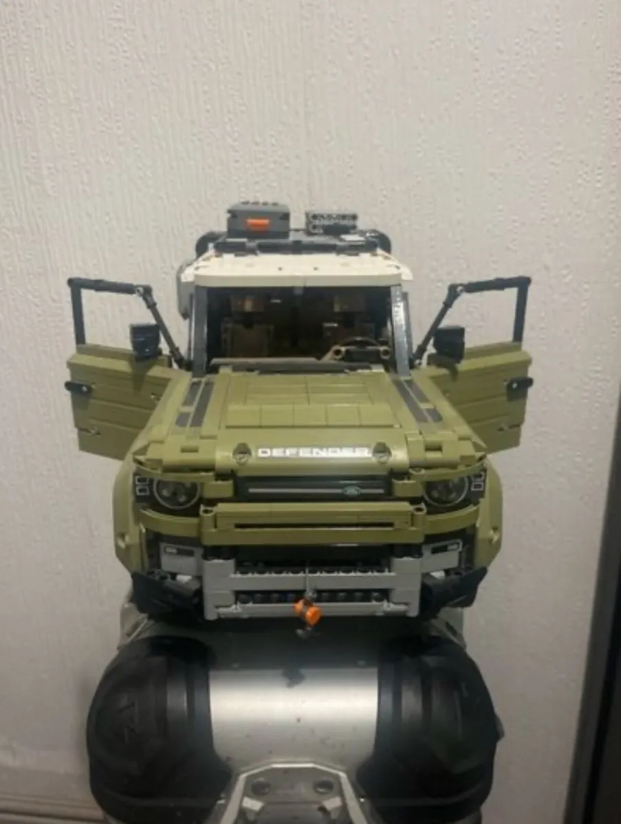LEGO Technic Land Rover Defender (Set 42110) - Image 2