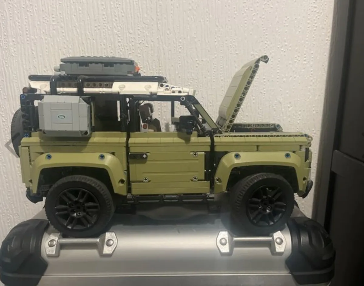 LEGO Technic Land Rover Defender (Set 42110) - Image 3