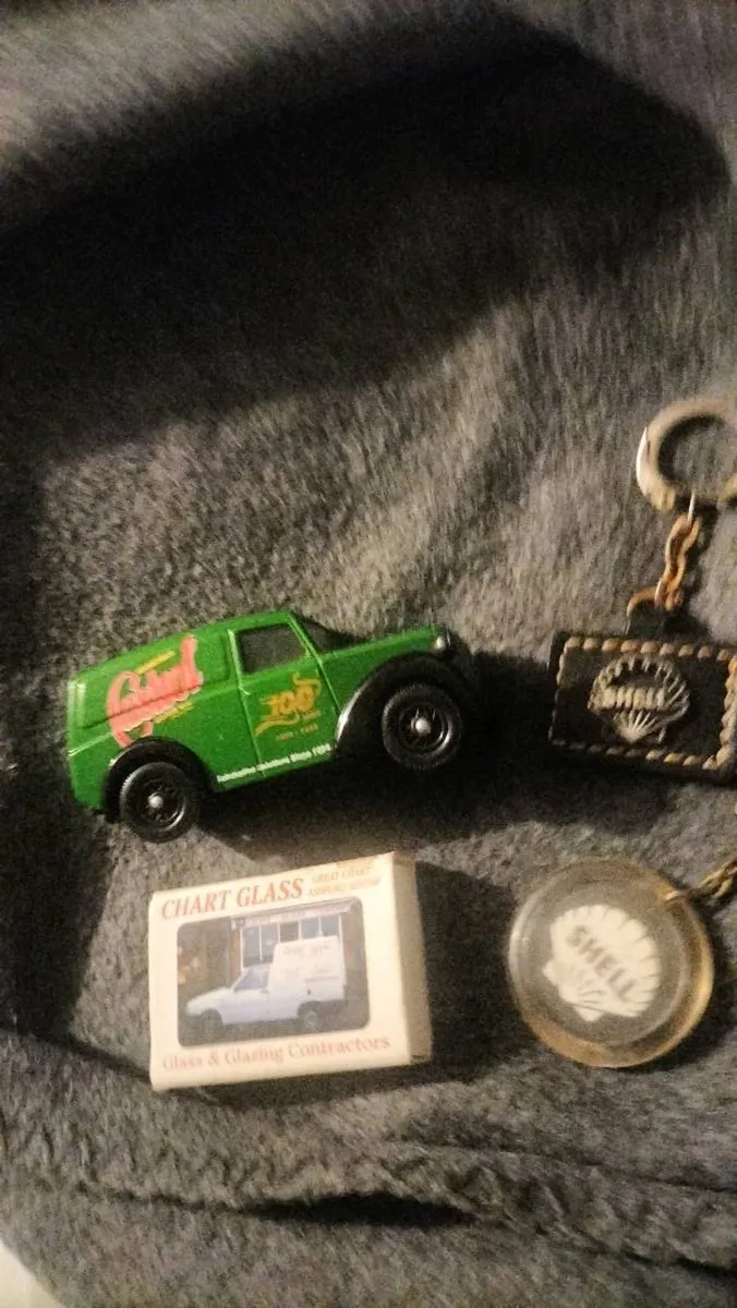VINTAGE.. CASTROL MODEL SHELL KEYRINGS JOB LOT - Image 2