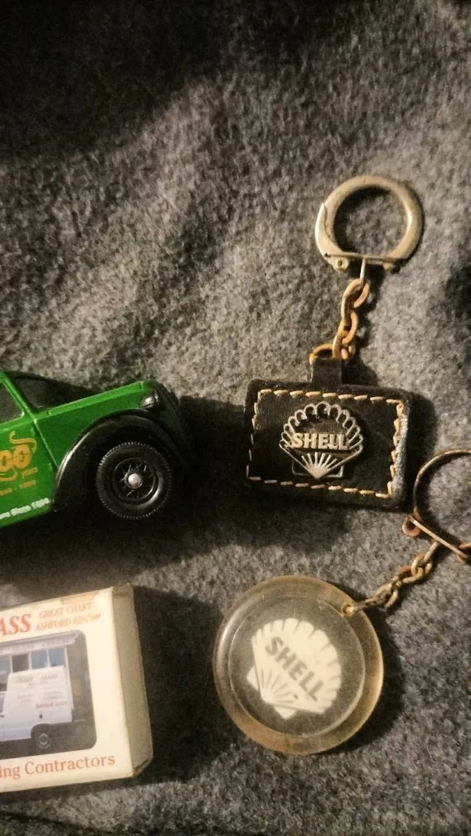 VINTAGE.. CASTROL MODEL SHELL KEYRINGS JOB LOT - Image 4