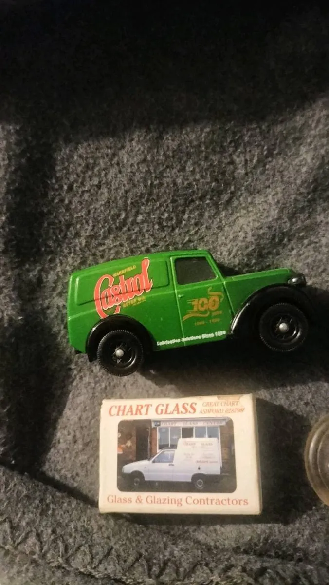 VINTAGE.. CASTROL MODEL SHELL KEYRINGS JOB LOT - Image 1