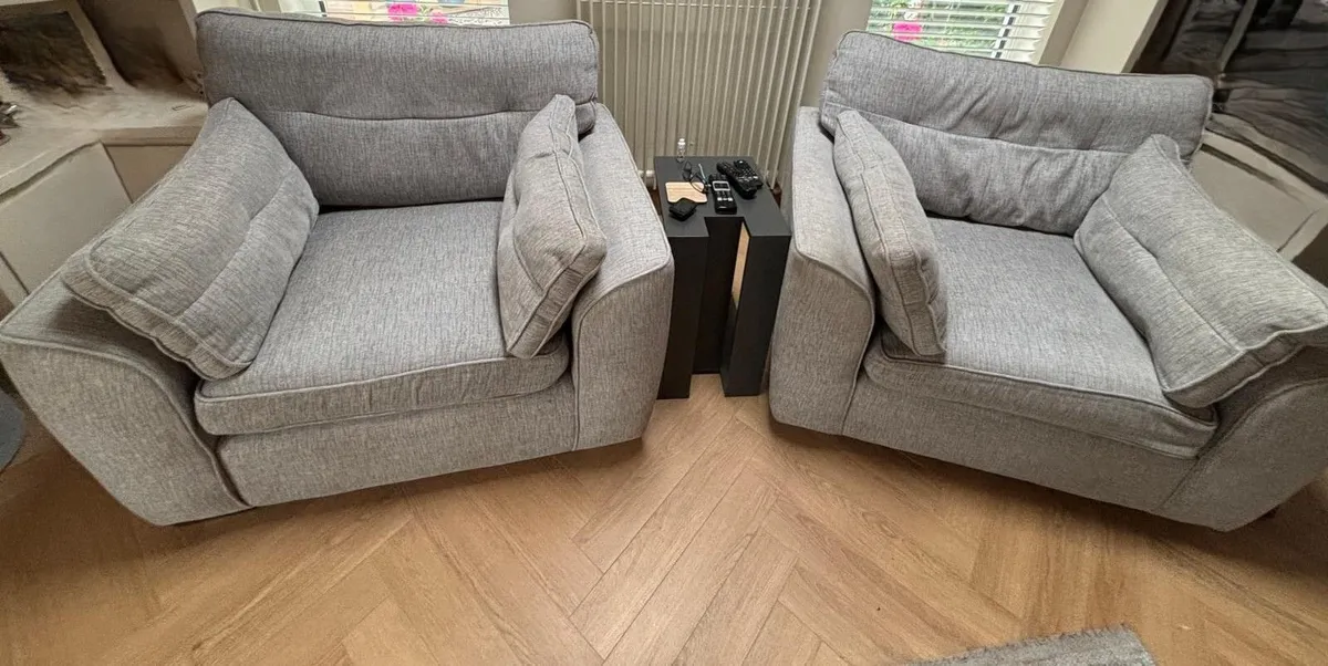 Hemmingway 3 piece Suite in perfect condition. - Image 3