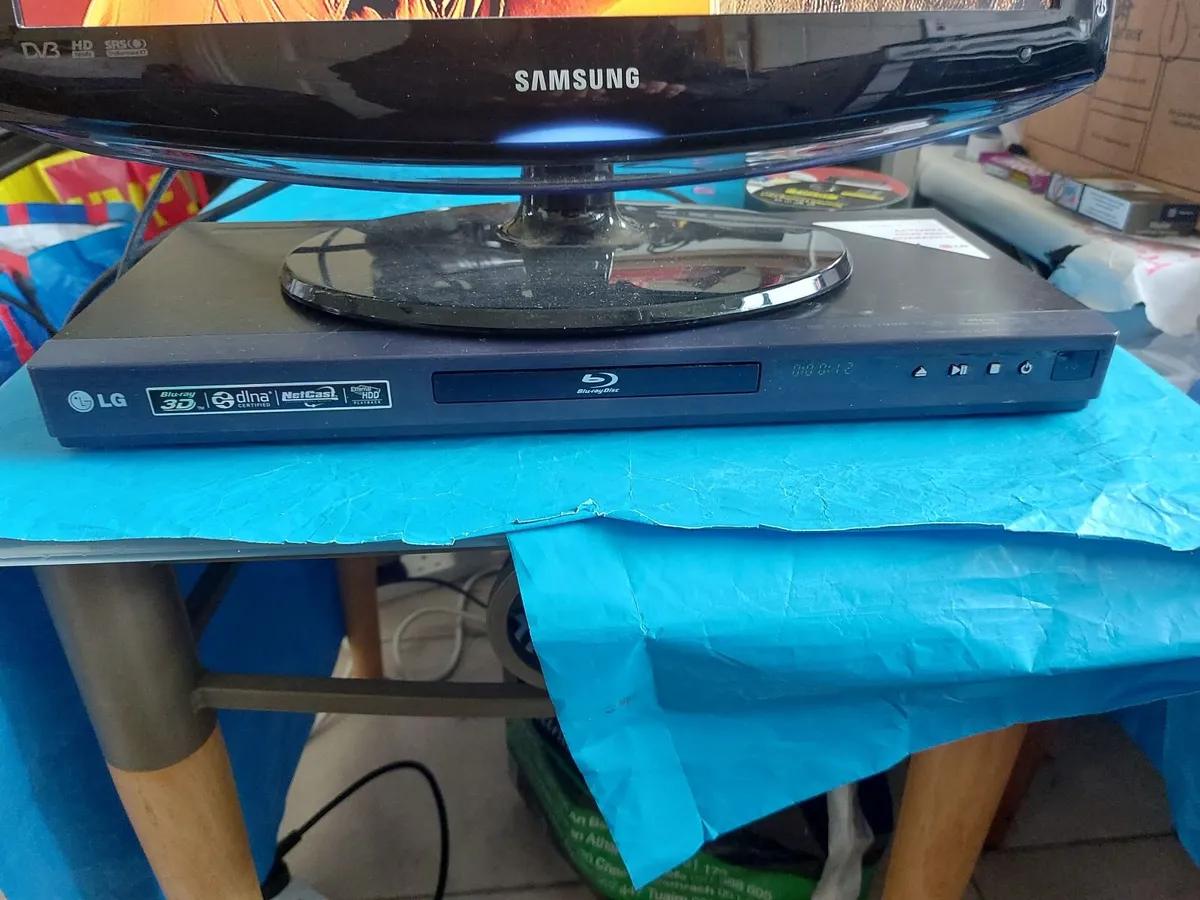 LG 3D-2D Blu-Ray Disc-DVD Player BD660 and TV - Image 4