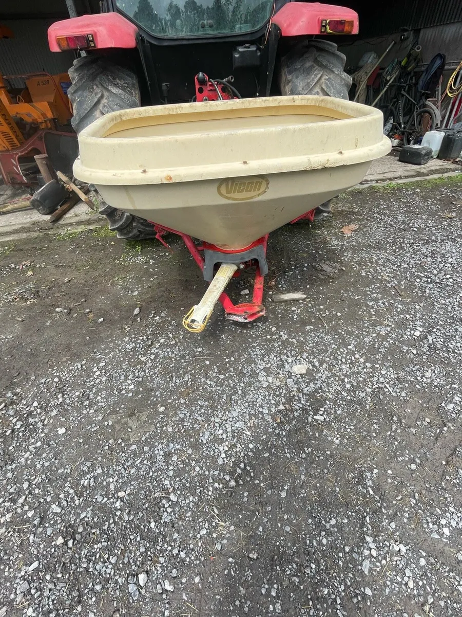 Fertiliser spreader - Image 1