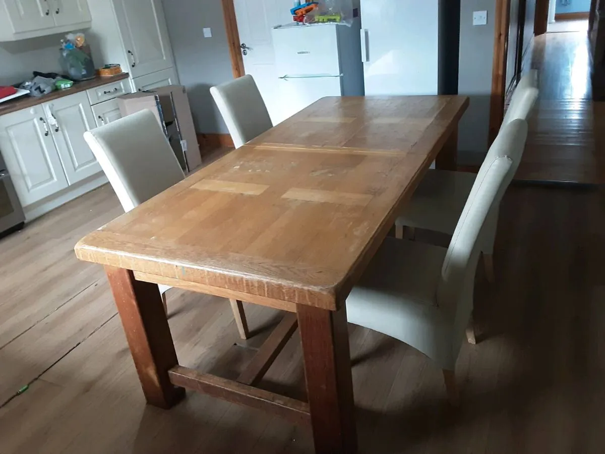 Table and chairs - Image 1