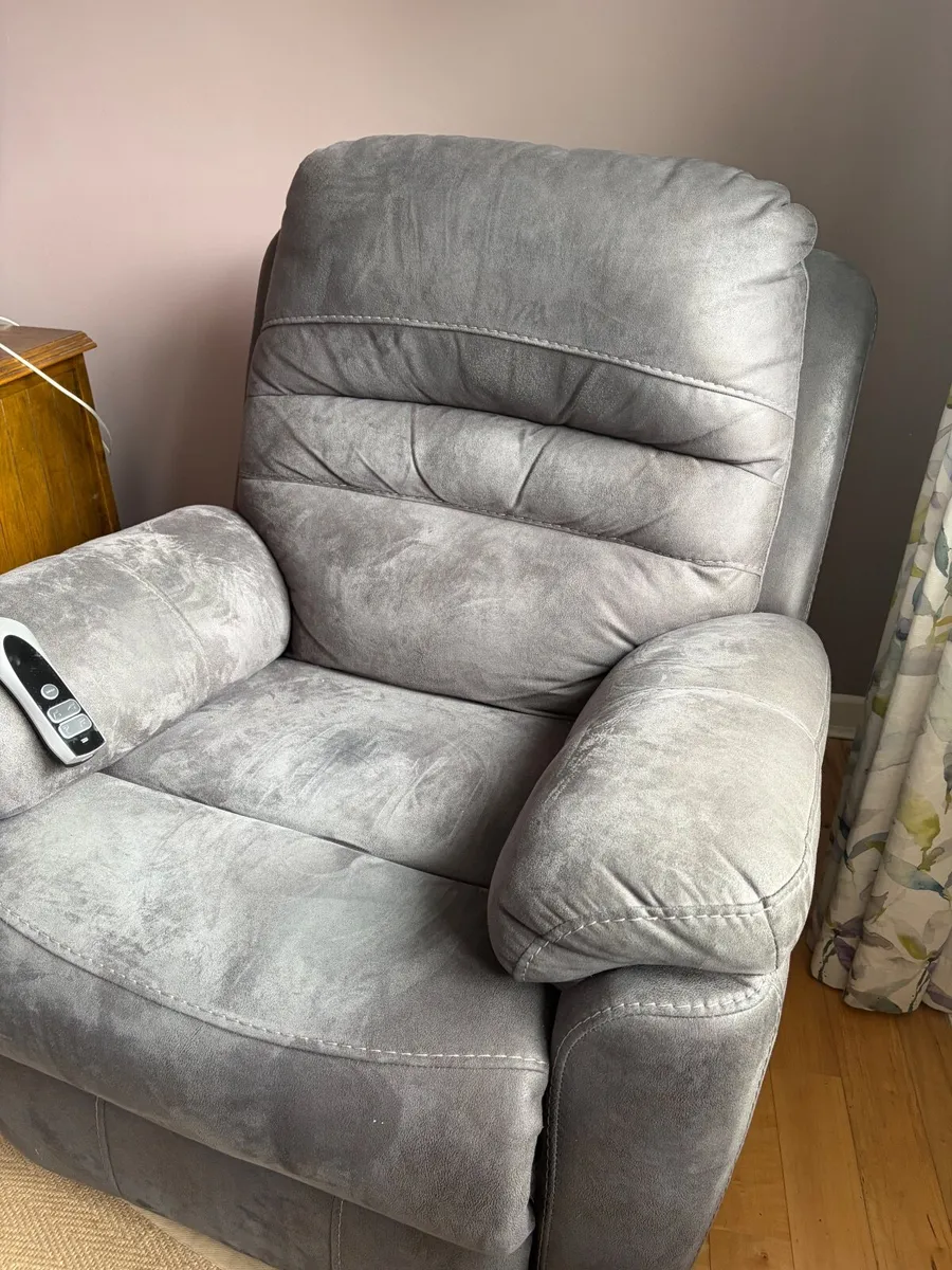 Recliner/Riser Armchair - Image 2