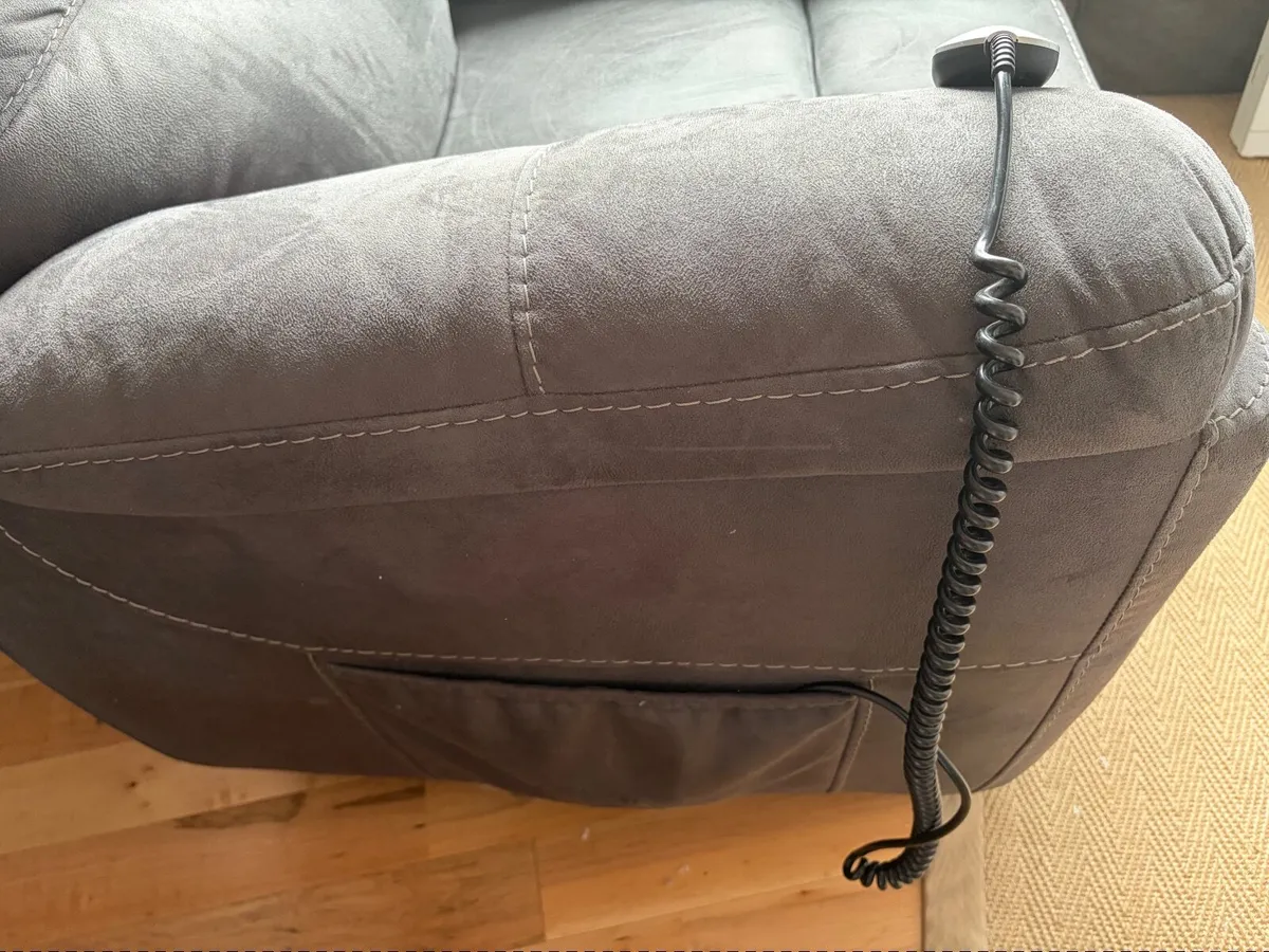 Recliner/Riser Armchair - Image 3
