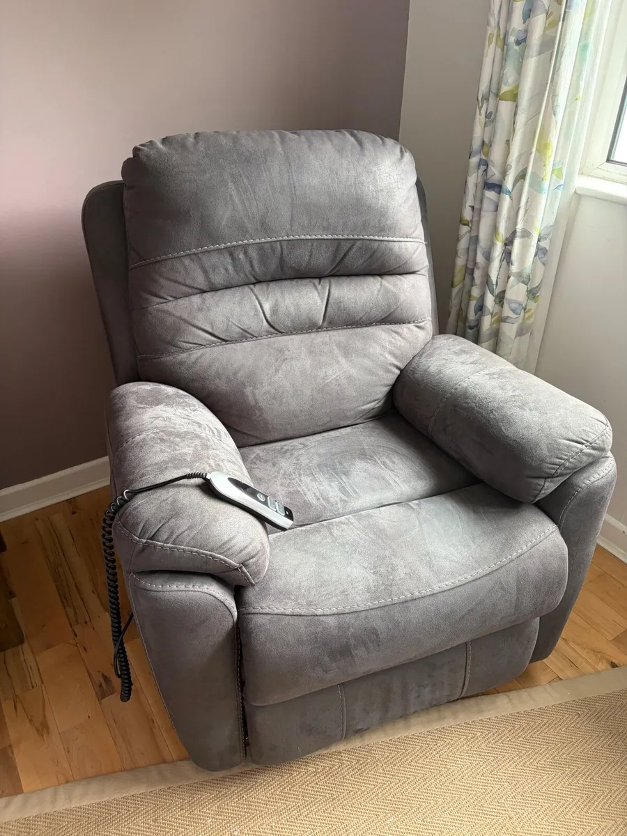 Recliner/Riser Armchair - Image 1