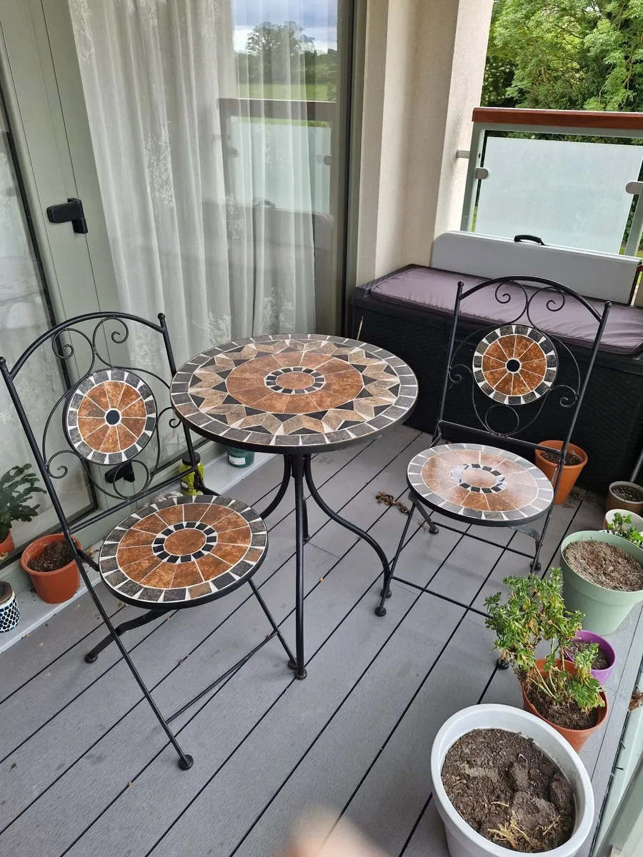 Small table and chairs - Image 3