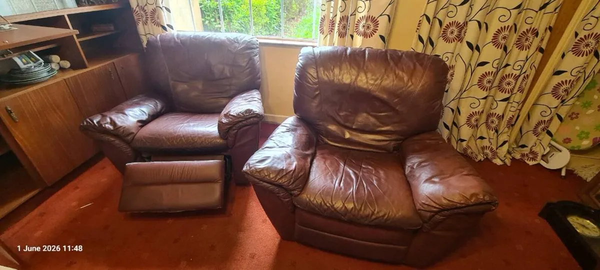 Leather couch and 2 recliners - Image 2