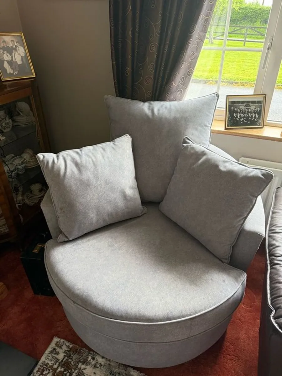 Luxury couch with swivel chair - Image 1