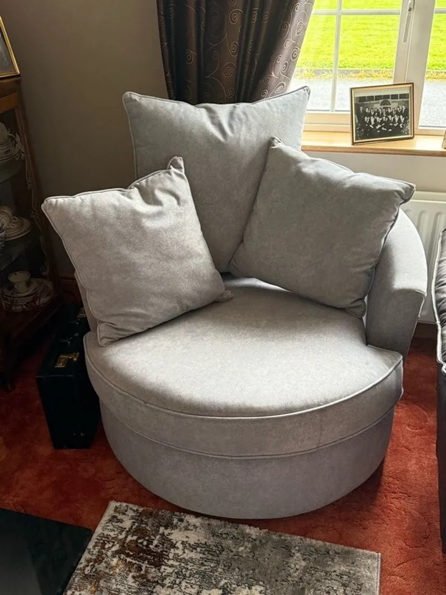 Luxury couch with swivel chair - Image 2