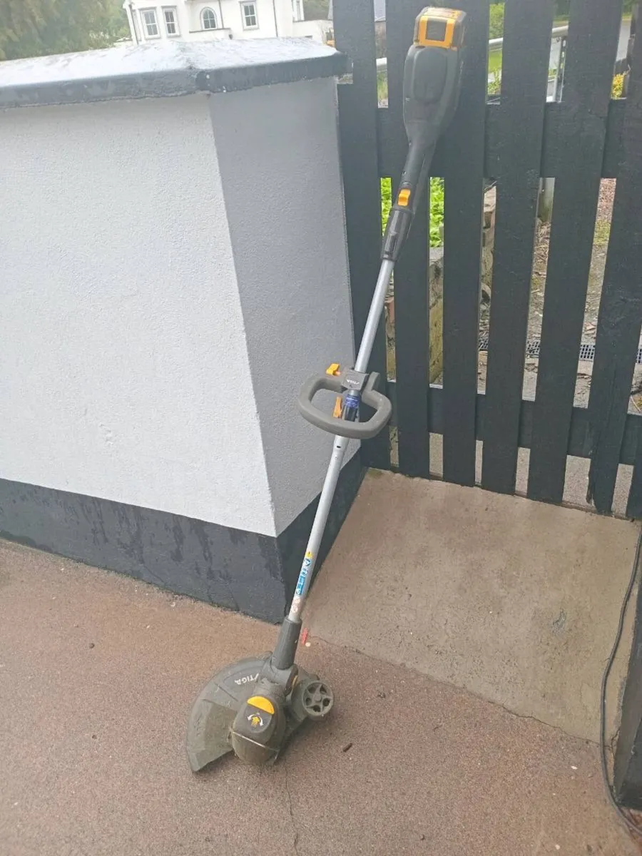 Battery powered strimmer - Image 1
