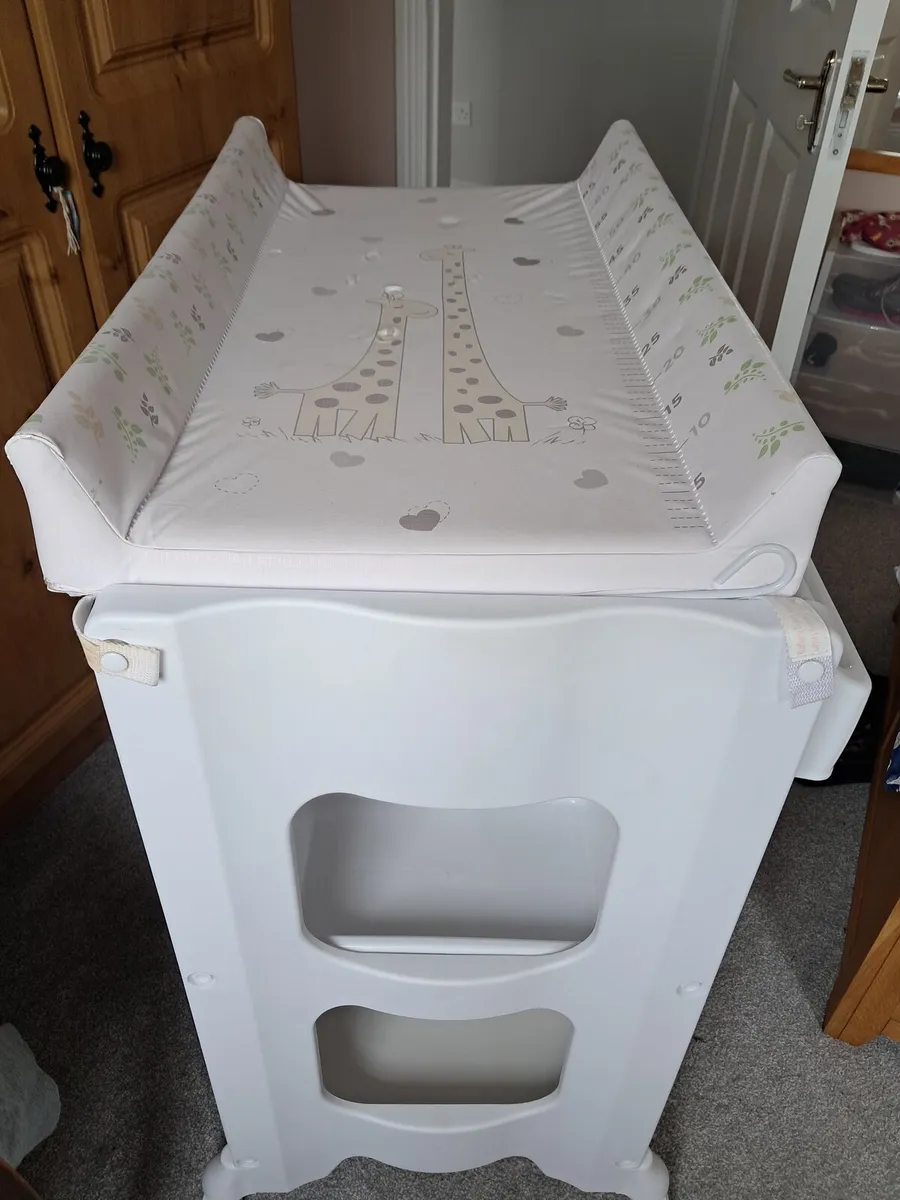 Baby changing table - Image 1