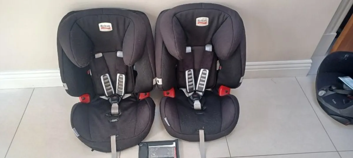 3 Car Seats Maxi-Cosi and Britax - Image 1