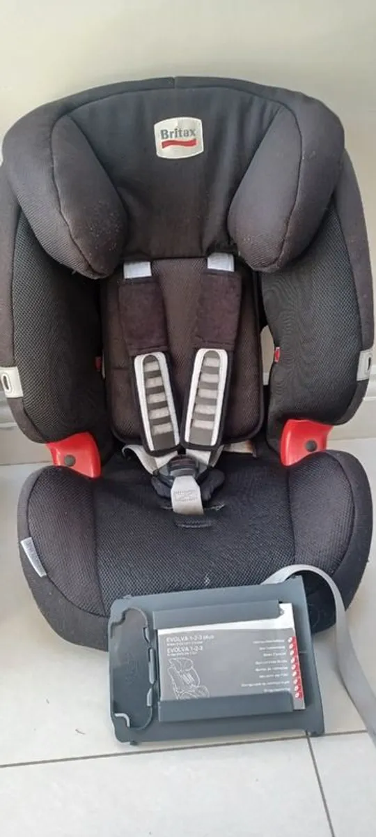 3 Car Seats Maxi-Cosi and Britax - Image 2