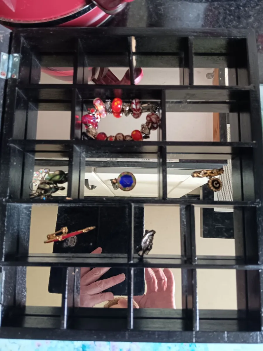 Small display cabinet - Image 1
