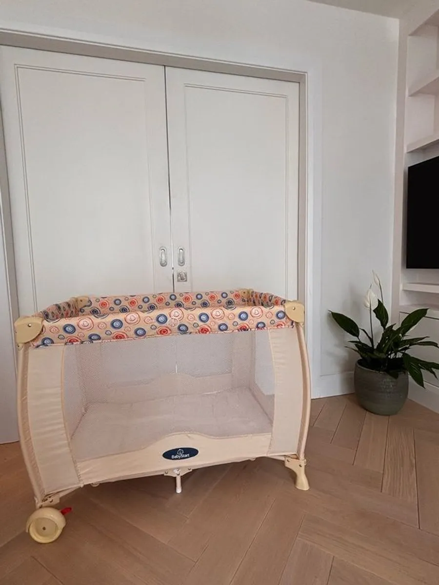 Travel cot - Image 1