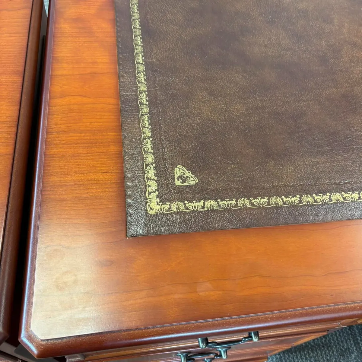 Twin pedestal writing desk with a tan leather top - Image 3