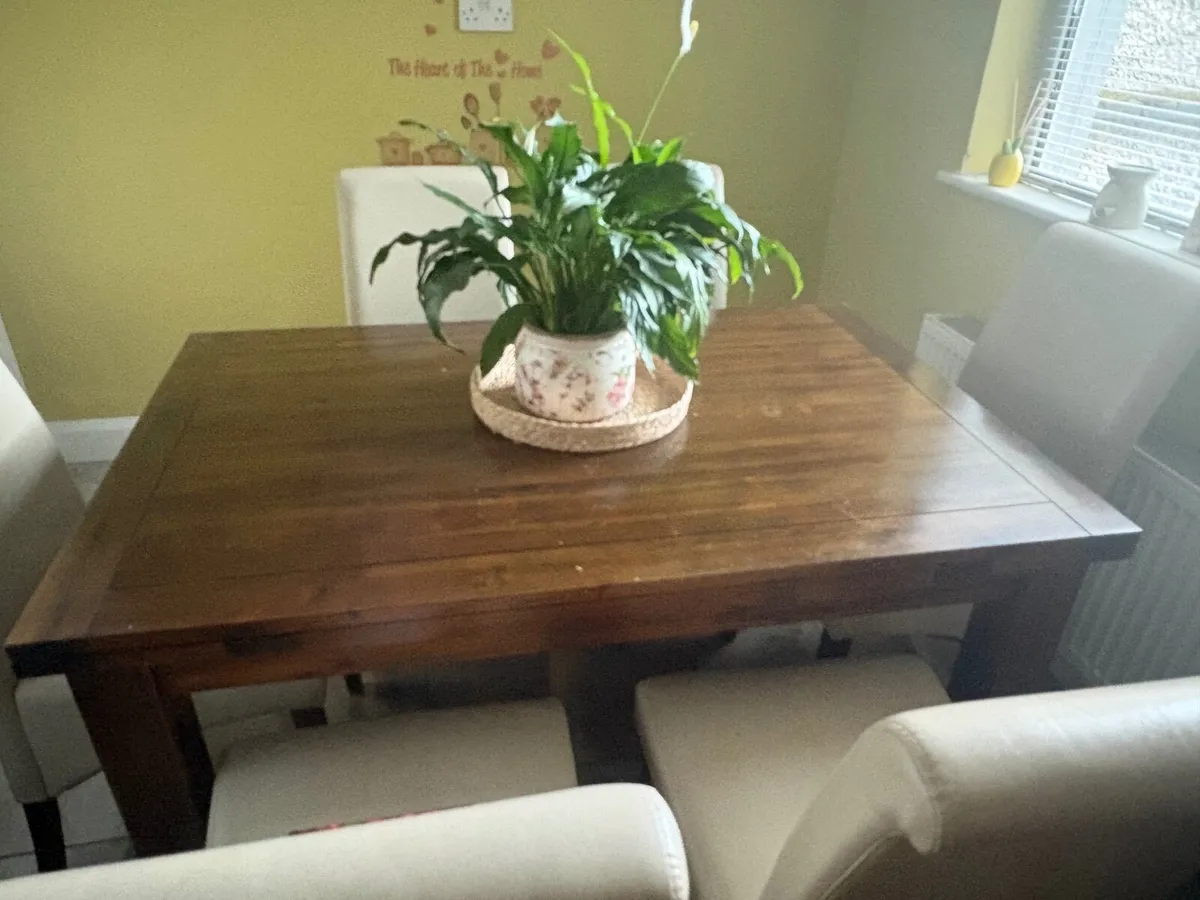 Table and chairs - Image 2