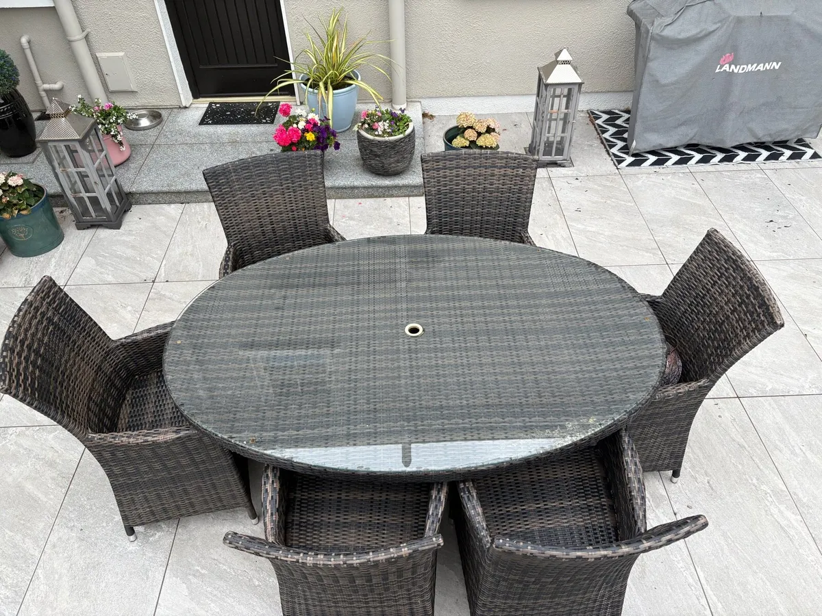 6 seater oval outdoor rattan table and chairs - Image 1
