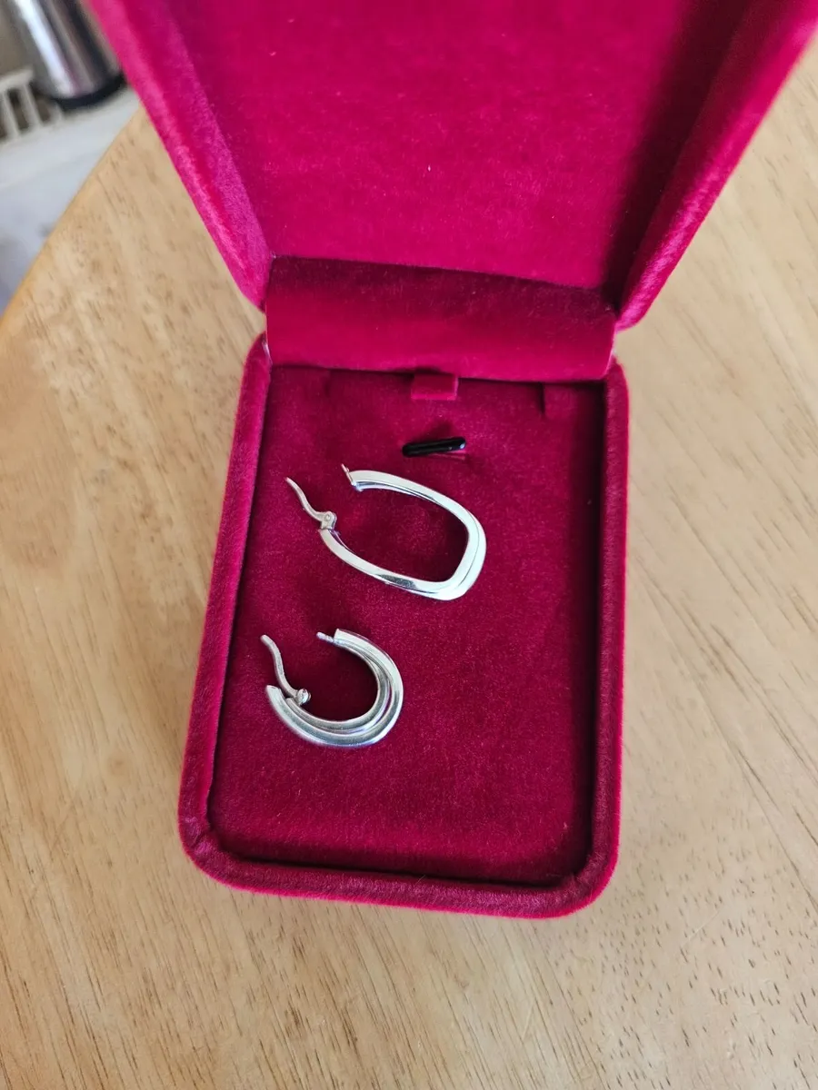 9ct White Gold Double Hoop Earrings /Mint  Cond - Image 4