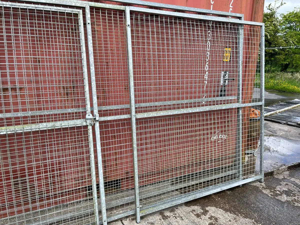 Dog pen & dog house - Image 2