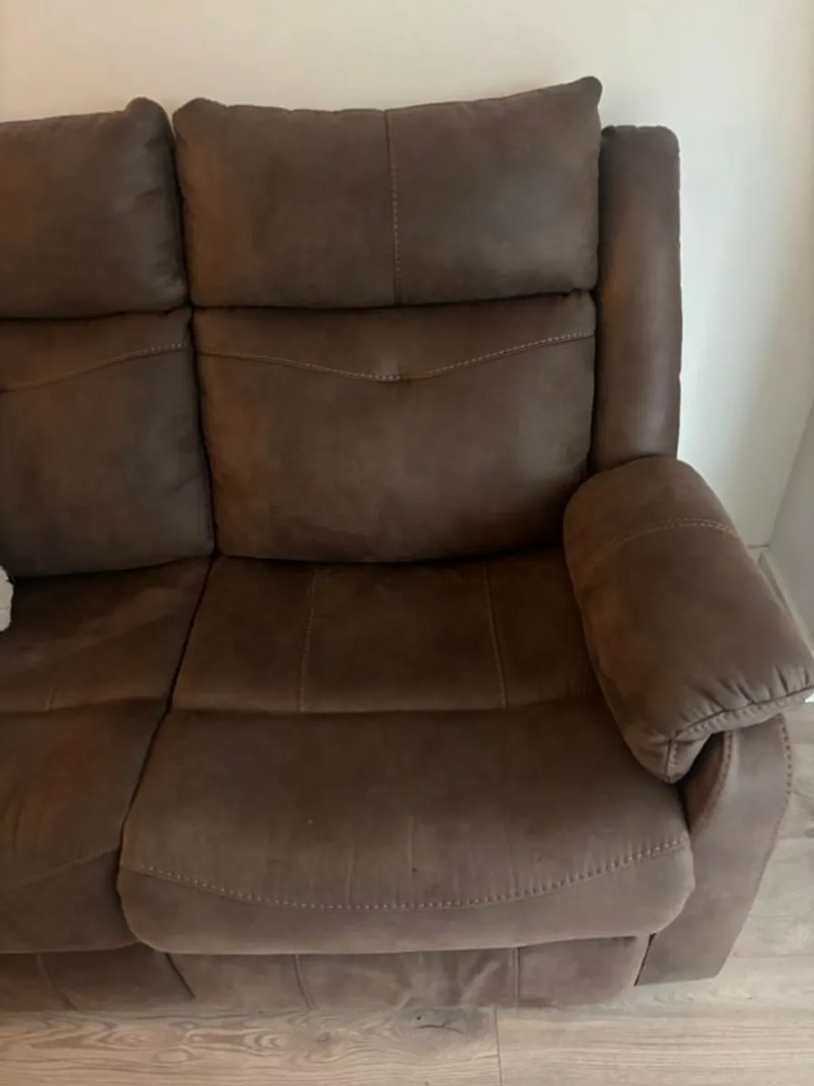 Recliner sofa + free cushions - Image 3