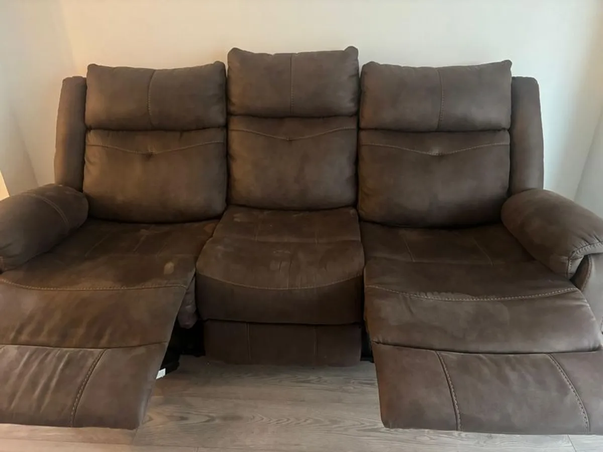 Recliner sofa + free cushions - Image 4